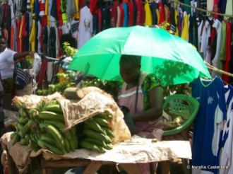 venditrice di banane, mercato di Kisumu - banana's seller, Kisumu market